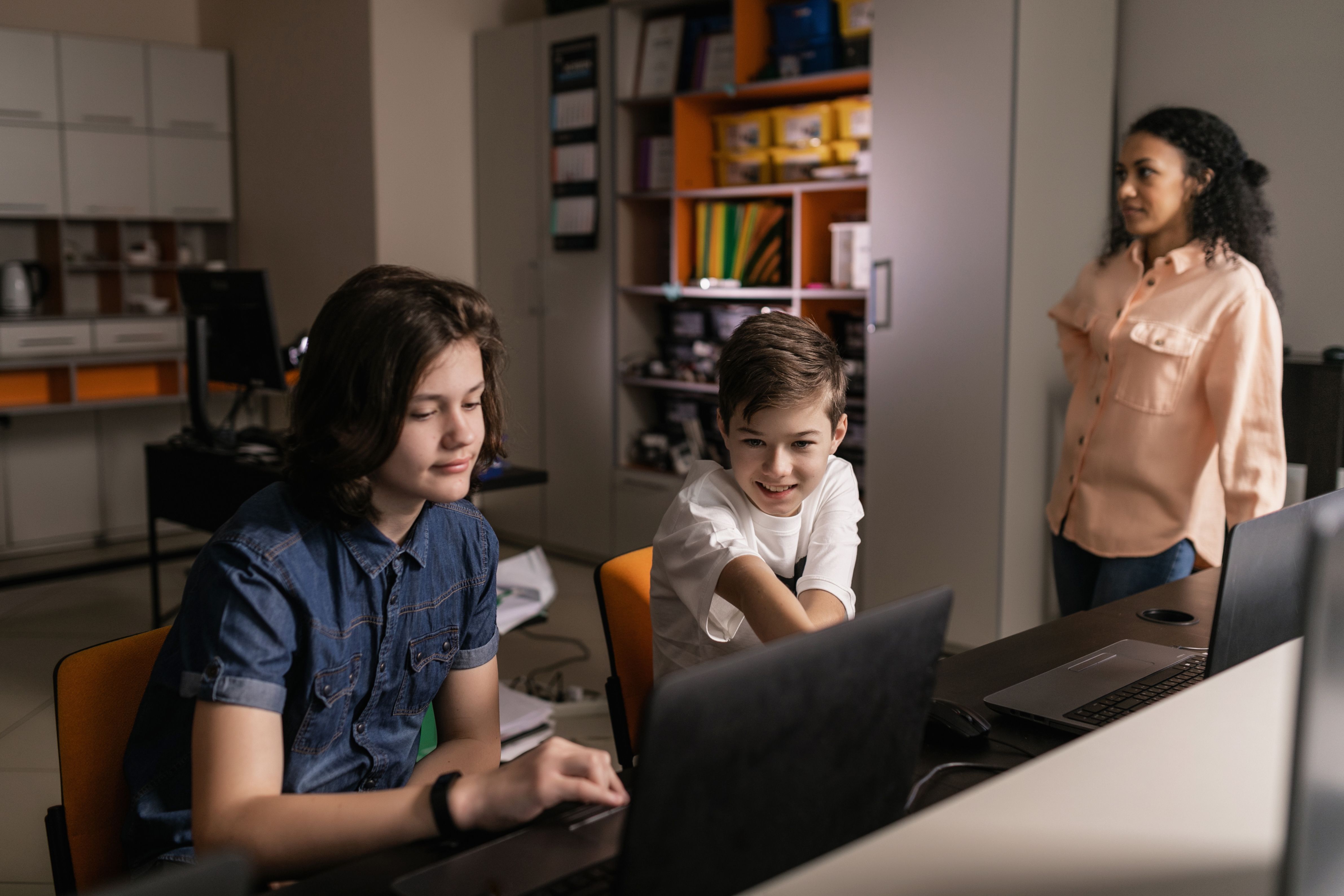 Estudantes usando laptops em sala de aula