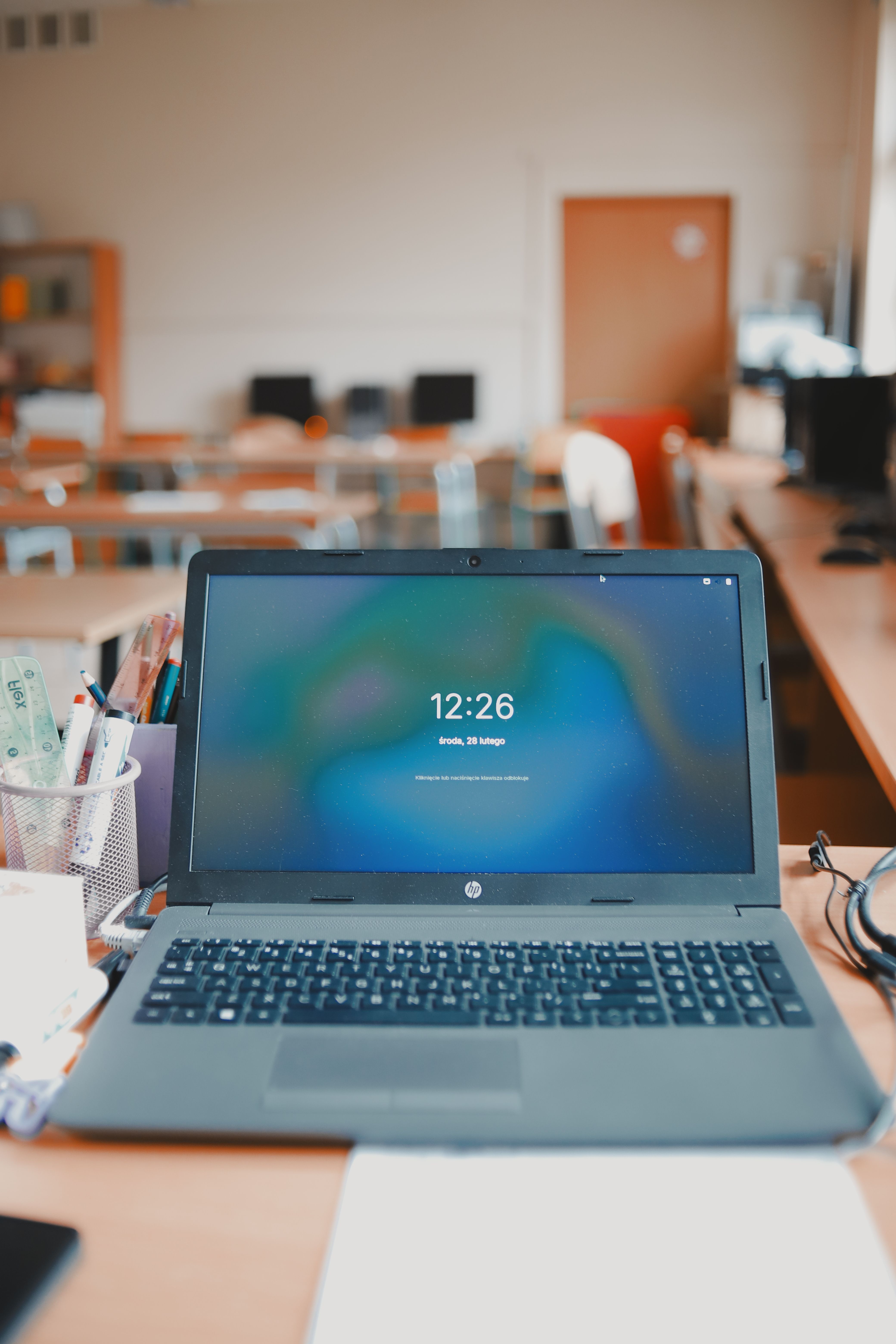 Laptop em sala de aula moderna